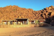 6 rooms at the edge of the valley