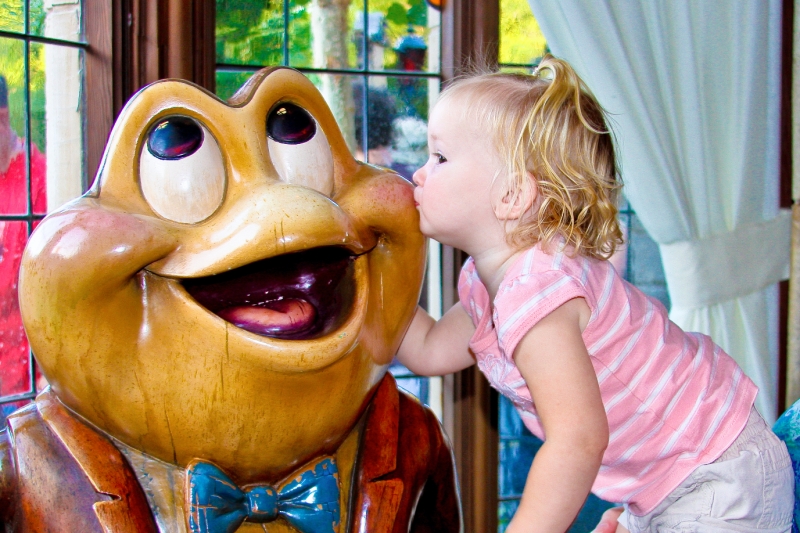 IMG_3589.jpg - Kaitlyn kissing a toad