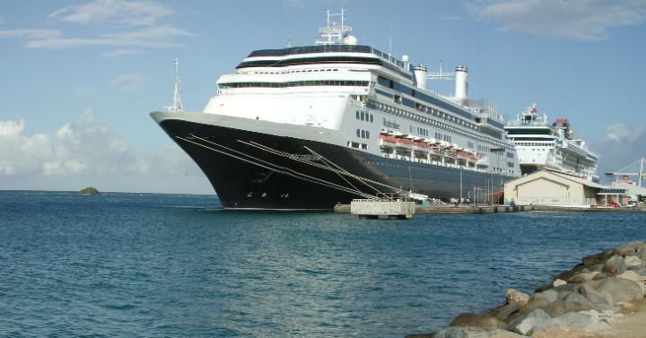 pan-6732-6734.jpg - Cruise ships at Aruba for the day