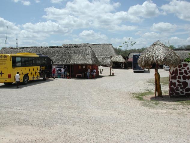 DSCN5578.JPG - on Chichen Itza tour, at a rest stop