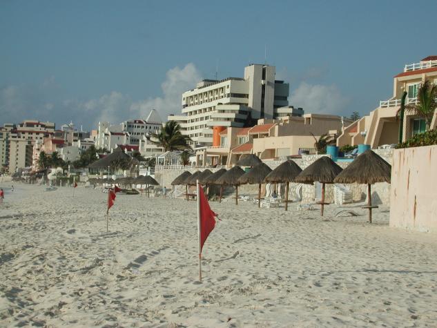 DSCN5635.JPG - Beach at our resort