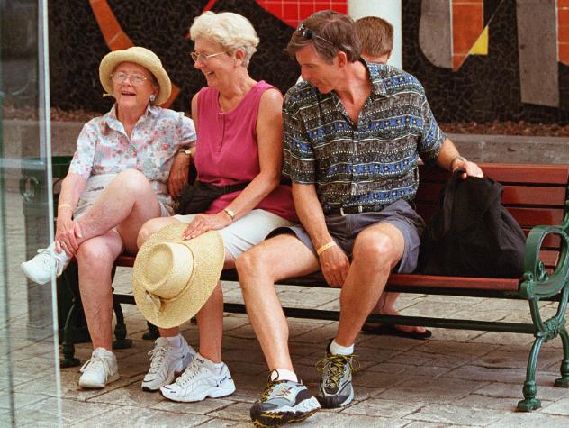 cancun3-2.jpg - Johnnie, Grandma, and Dad in downtown Cancun...resting on bench