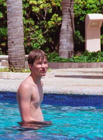 cancun3-8.jpg - Eric, get out of the pool....