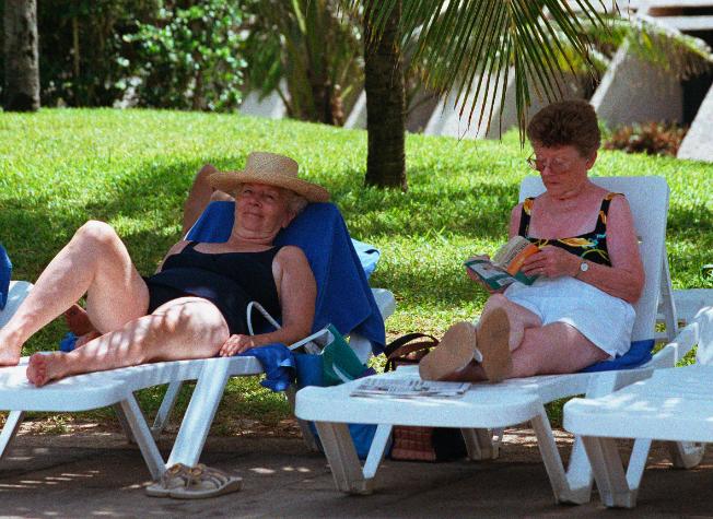 cancun4-16.jpg - Grandma and Johnnie relaxing some more...