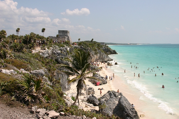 IMG_1373.JPG - beach is VERY popular at Tulum ruin site