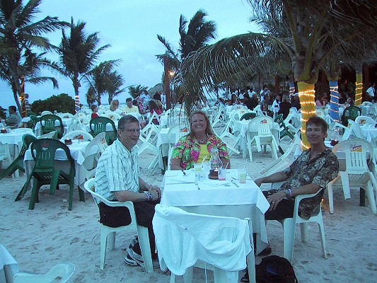 IMG_0328m.jpg - this is called dinner on the beach!!!