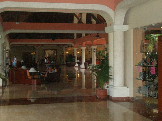 P4270082.JPG - Colonial Lobby