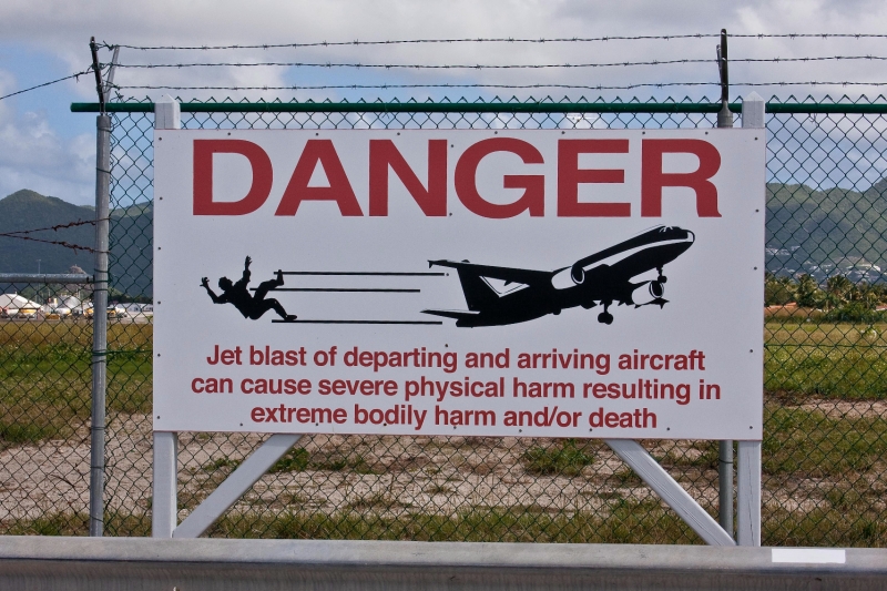 _MG_4282-143.jpg - warning on Maho Beach at the end of the internatioal airport