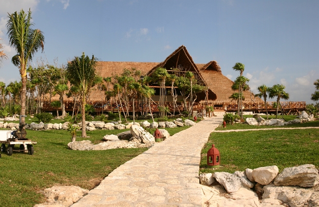 BeachRestaurant.jpg - another view of the Beach Dining